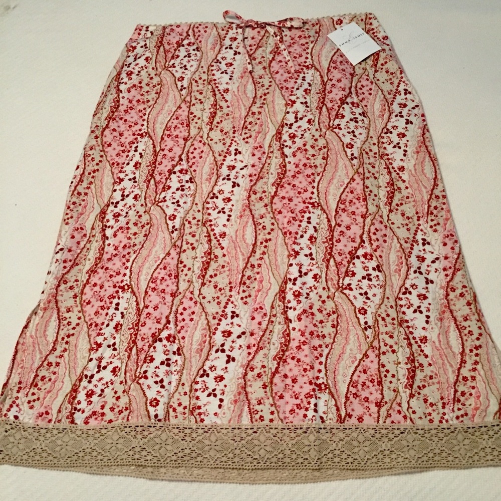 NWT Emma James Pretty Skirt. size 14